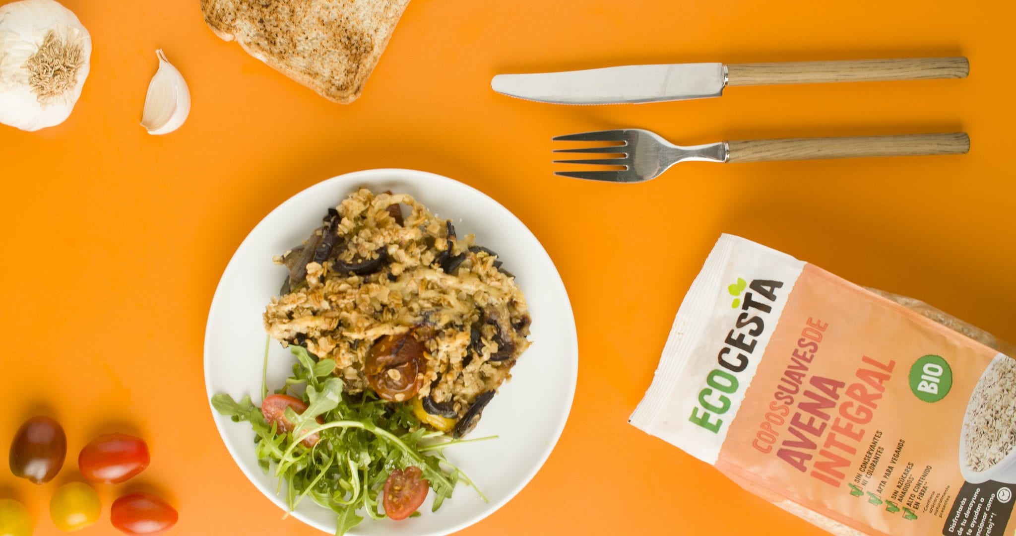 Ensalada de espinacas con "salty granola" casera
