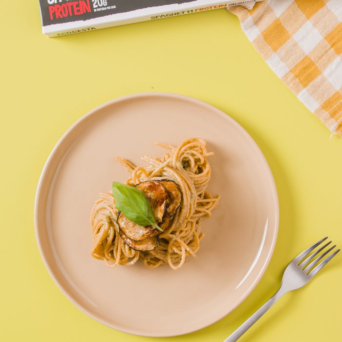 Spaghetti protein con calabacín crujiente